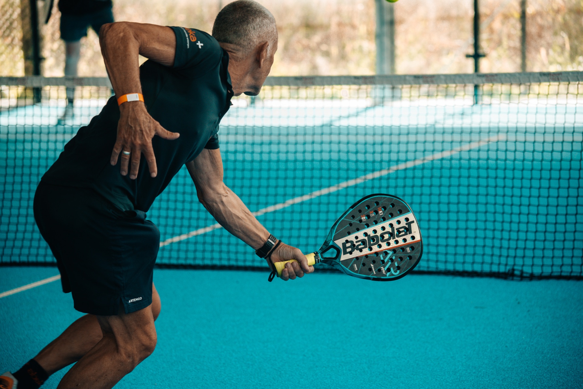 Padelspeler in actie tijdens de ACC Padel Cup